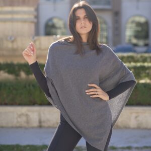 moda autunno-inverno 2025/26: poncho in cashmere