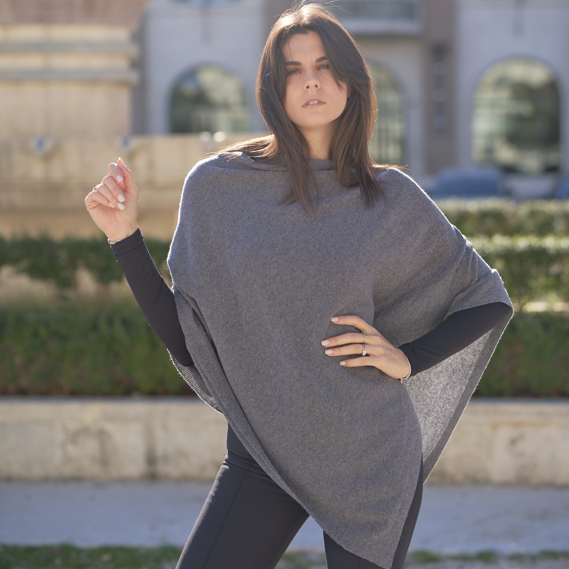 moda autunno-inverno 2025/26: poncho in cashmere